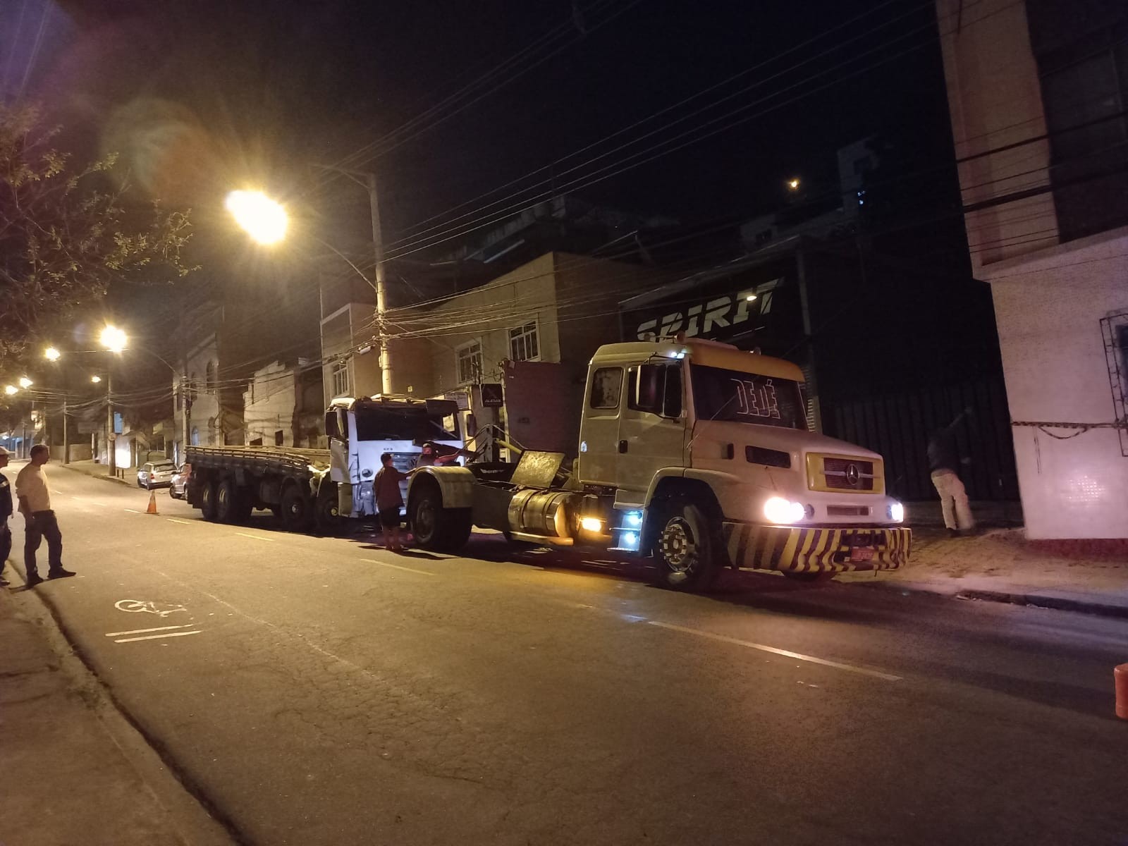Caminhão que bateu em prédio e invadiu apartamento em Juiz de Fora é retirado do local após mais de 24h 