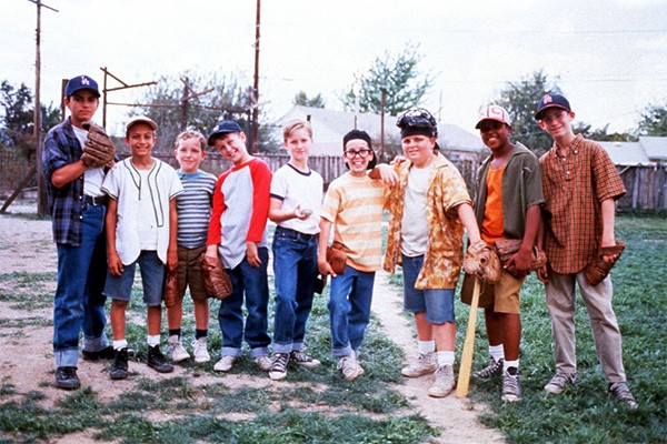 O filme 'Se Brincar o Bicho Morde' foi lançado em 1993. No longa, uma equipe de beisebol acolhe o novo morador da cidade. (Foto: Divulgação)