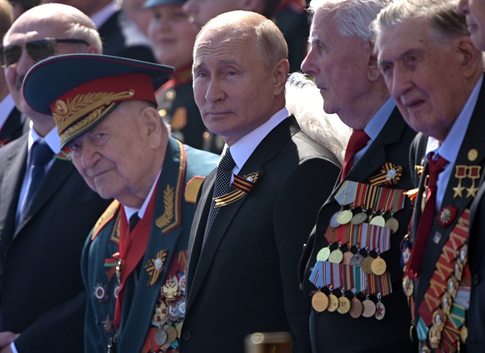 Putin acompanha a parada militar do Dia da Vitória na Praça Vermelha em Moscou, na Rússia — Foto: Sergey Guneev/Divulgação via Reuters