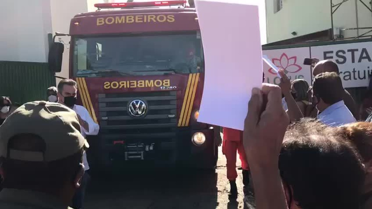 Cortejo em homenagem ao ex-prefeito Firmino Filho passa por ruas de Teresina