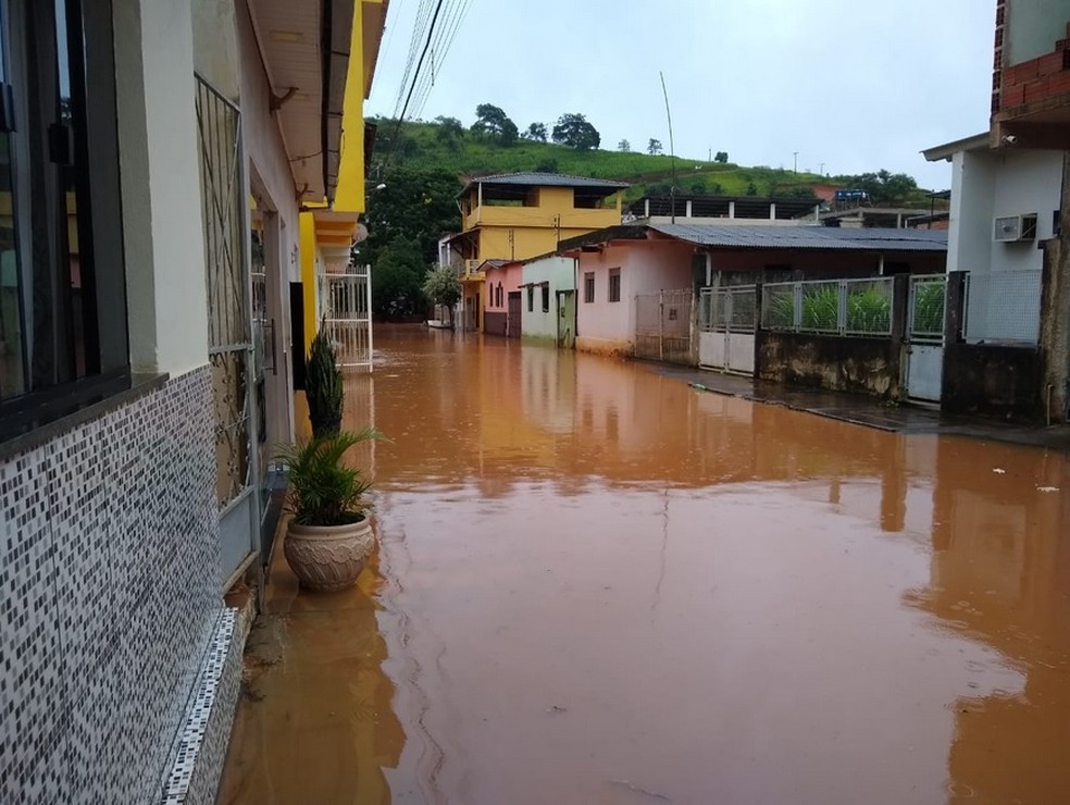 Água entrou em casas de Fervedouro (MG) — Foto: Portal Miradouro/Divulgação