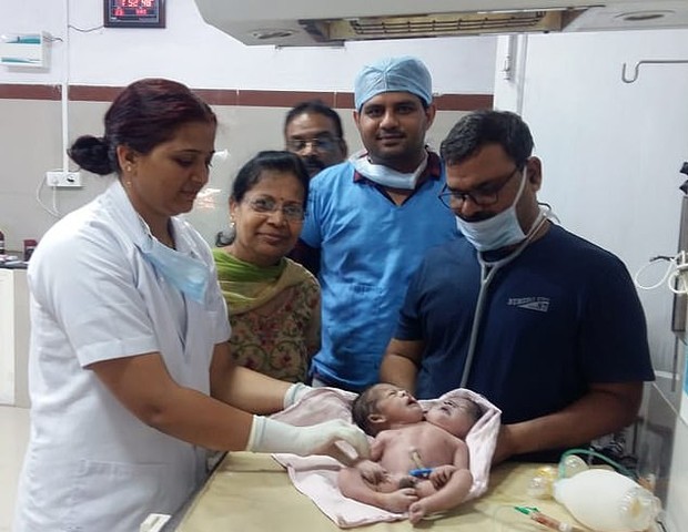 Equipe do hospital com bebês (Foto: Reprodução)