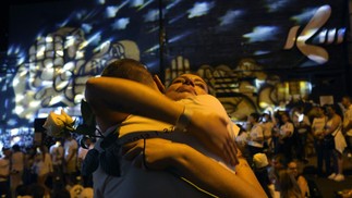 Parentes choram durante uma homenagem às vítimas e sobreviventes do incêndio na boate Kiss — Foto: SILVIO ÁVILA / AFP