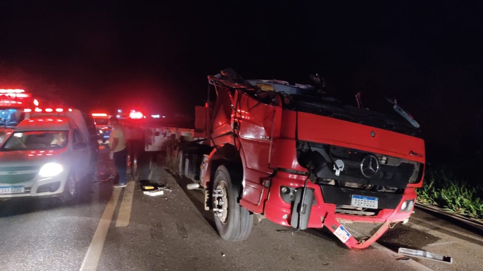 Motorista morre após colidir caminhão com carreta na BR-222, em Forquilha. — Foto: PRF/ Divulgação