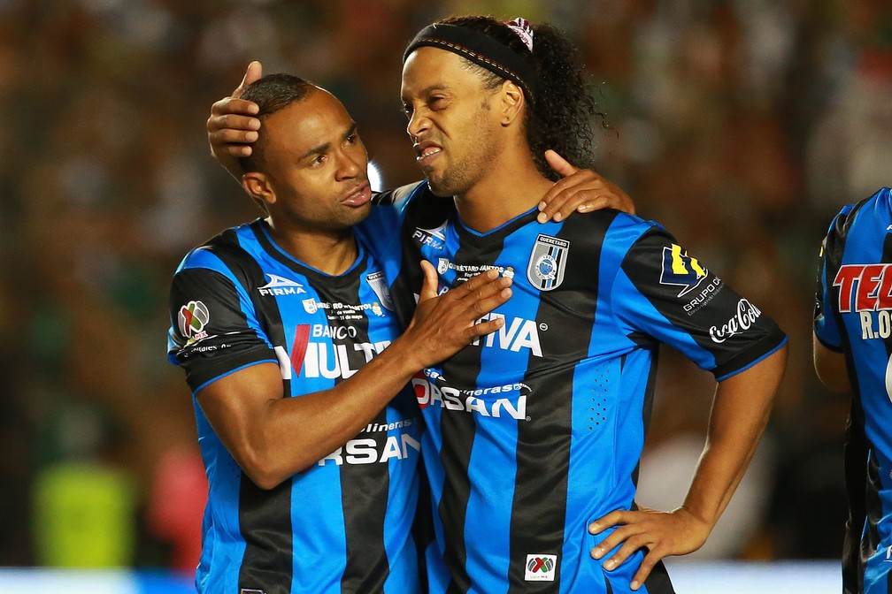 William, reforço do São Paulo, com Ronaldinho, na época do Querétaro — Foto: Getty Images