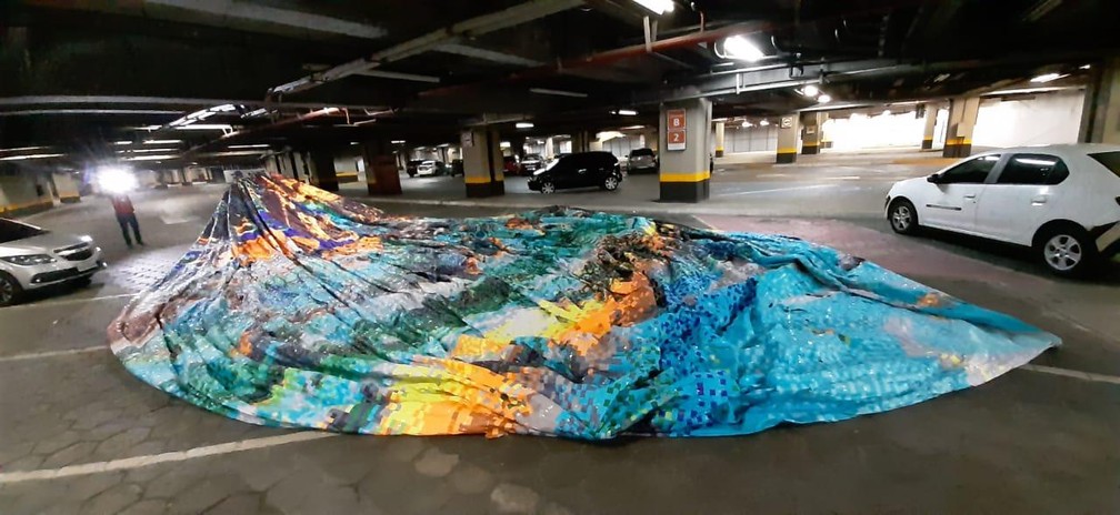 Balão com cerca de 18 metros é apreendido no Aeroporto do Galeão, na Zona Norte do Rio — Foto: Divulgação/Polícia Federal