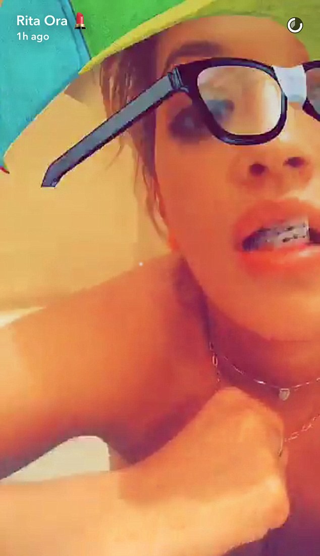Rita Ora (Foto: Reprodução/Snapchat)