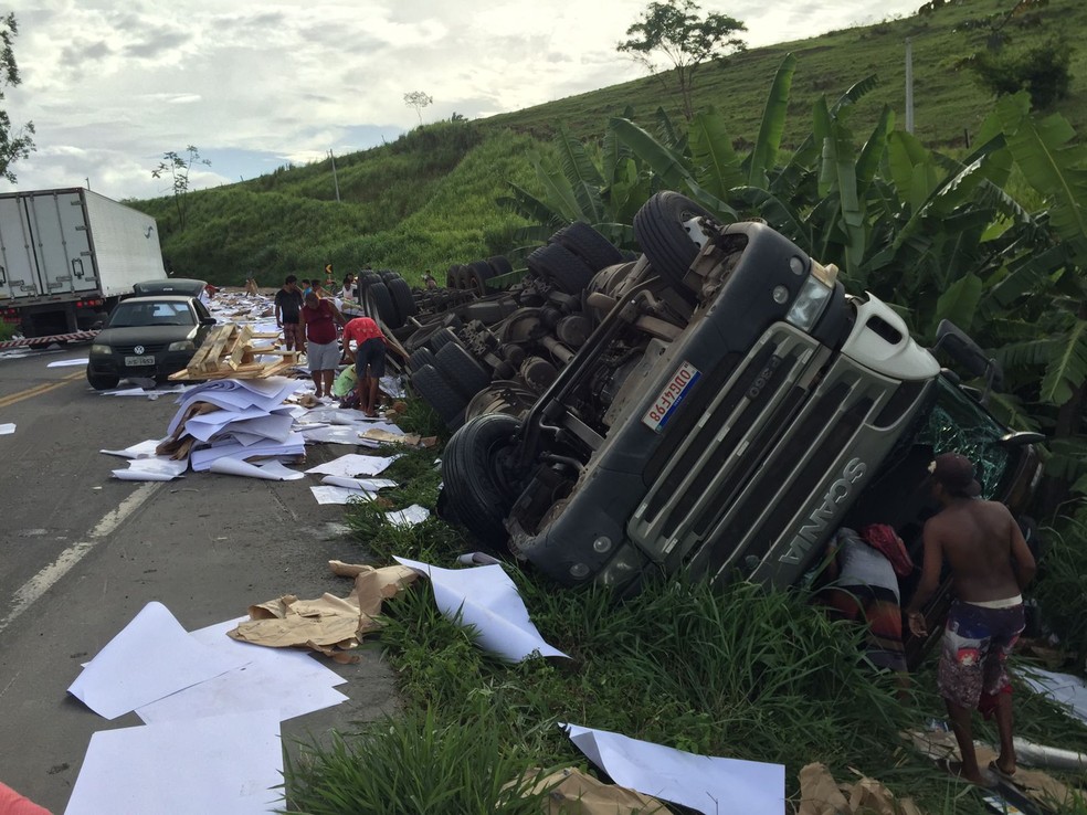 Carreta que transportava papéis tomba na BR-101 e deixa motorista do veículo ferido — Foto: Redes Sociais