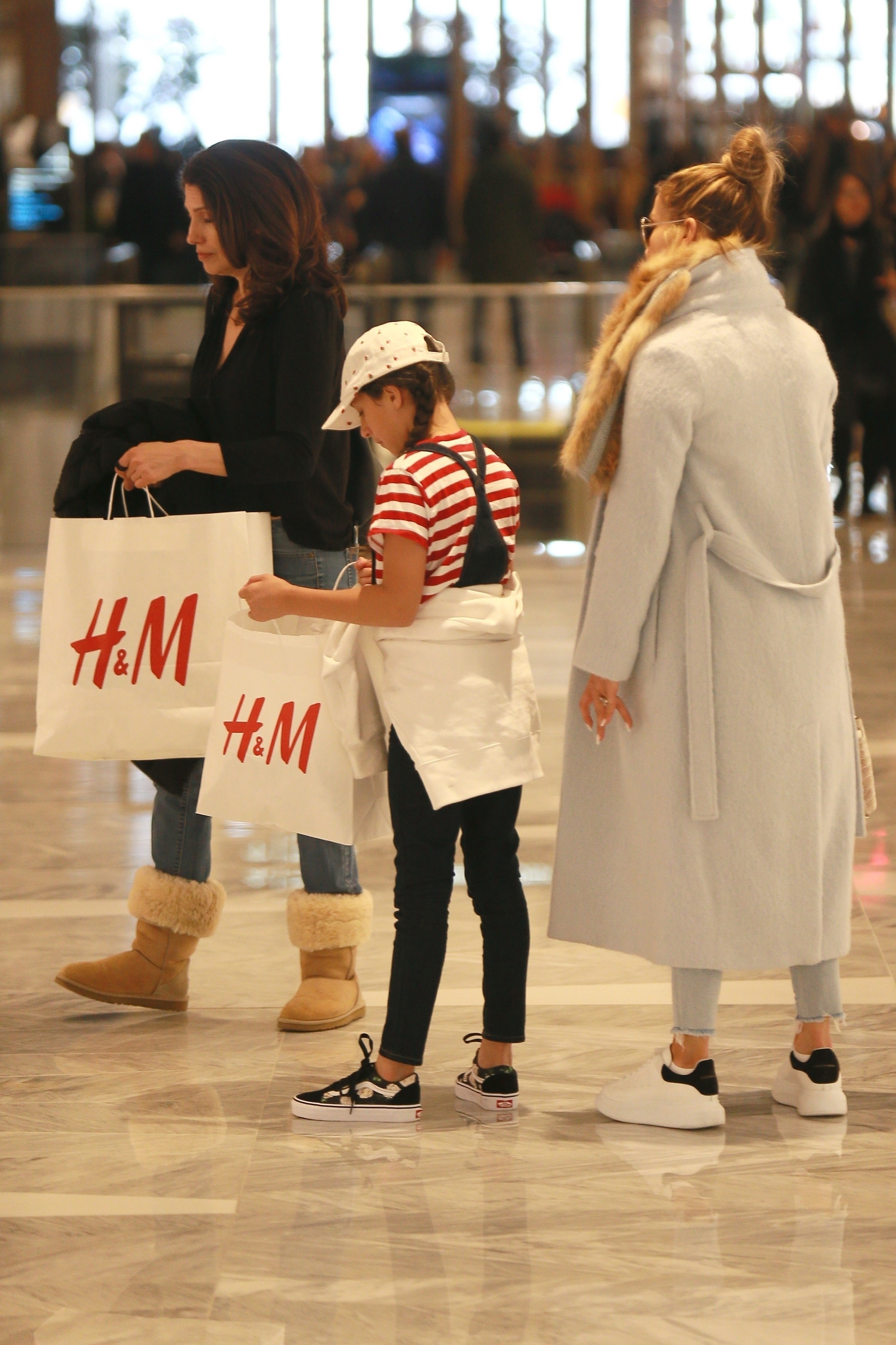 j-Lo e filha saindo da H&M (Foto: Backgrid USA)