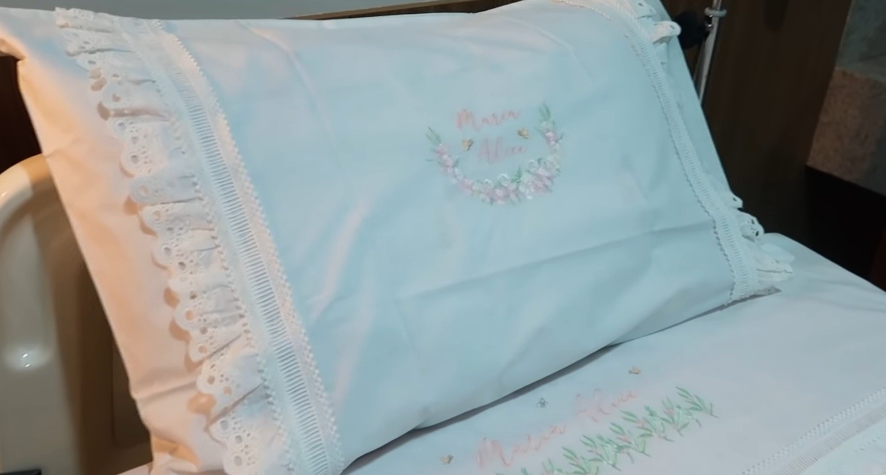 A roupa de cama de Virgínia toda bordada com o nome da filha  (Foto: Reprodução / Instagram )