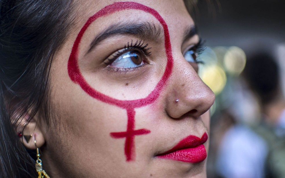 Manifestante protesta na Paulista contra projeto que criminaliza todo tipo de aborto (Foto: Cris Faga/Fox Press Photo/Estadão Conteúdo)