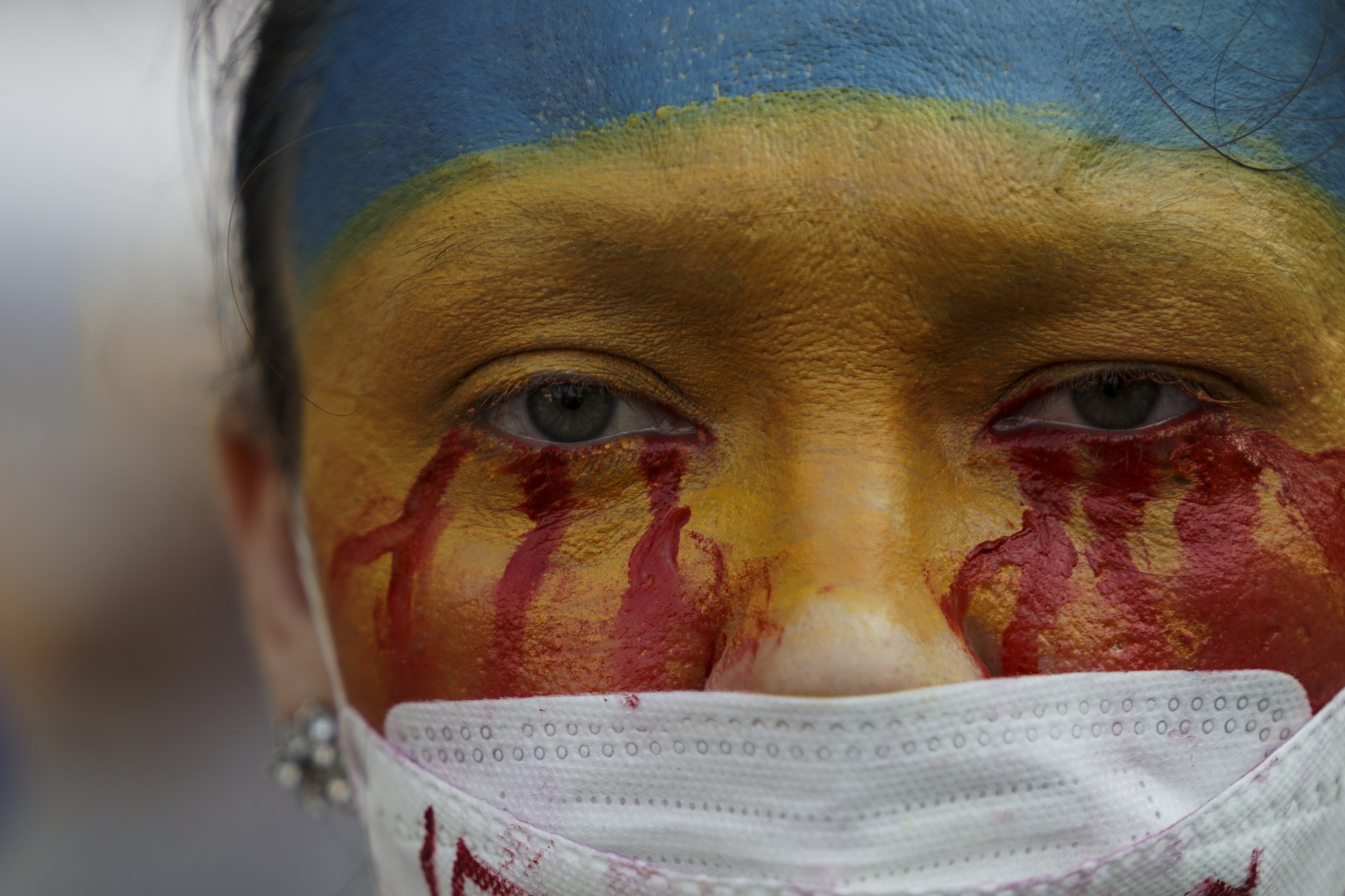 Mulher protesta contra a invasão russa na Ucrânia (Foto: Getty)