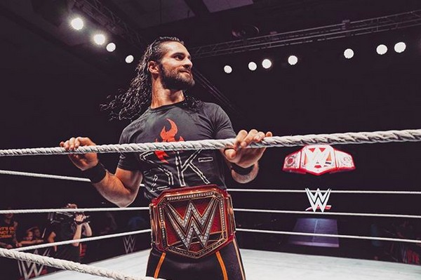 O lutador de luta livre Seth Rollins com seu cinturão de campeão da organização WWE (Foto: Instagram)
