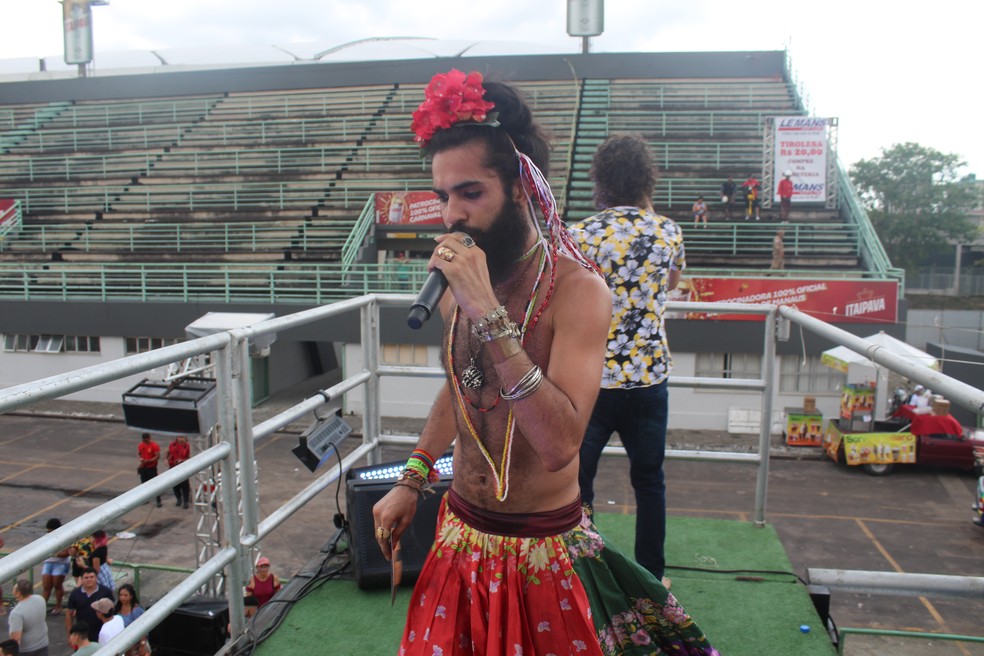 Banda Pororoca Atômica animou os foliões com marchinhas, frevo e muita dança no trio elétrico — Foto: Indiara Bessa/G1 AM