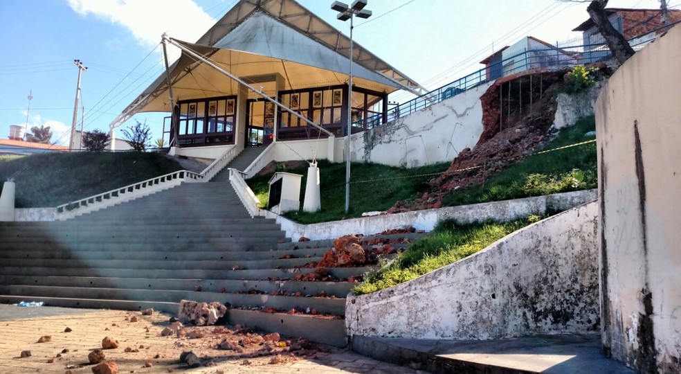Parte do Largo de São Pedro que desabou fica ao lado da capela (Foto: Douglas Pinto / TV Mirante)