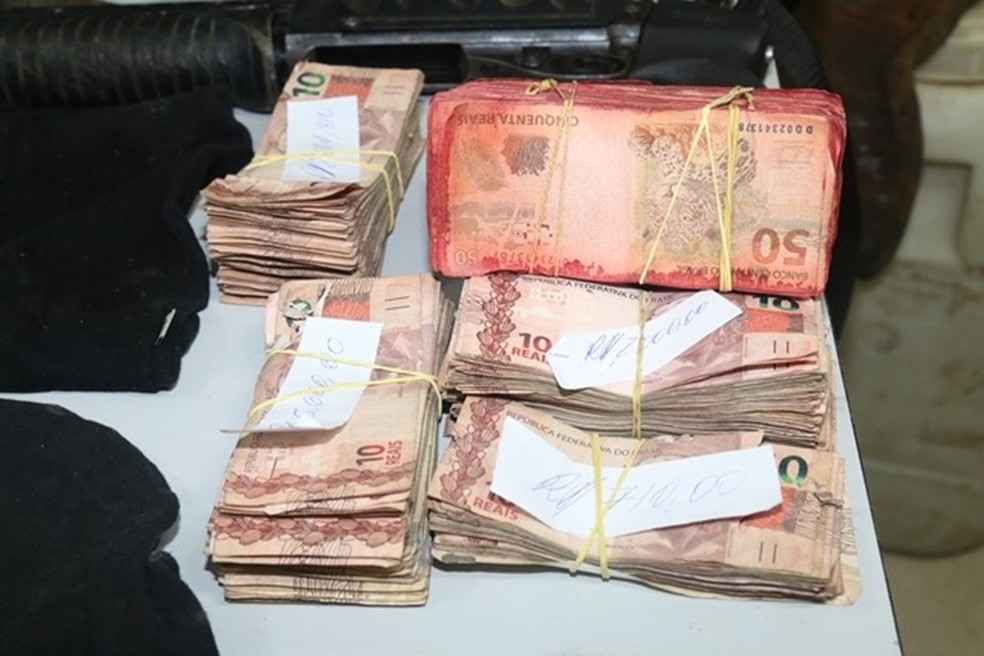 Dinheiro saqueado durante as explosões foi recuperado pela polícia (Foto: Divulgação/Polícia Civil)