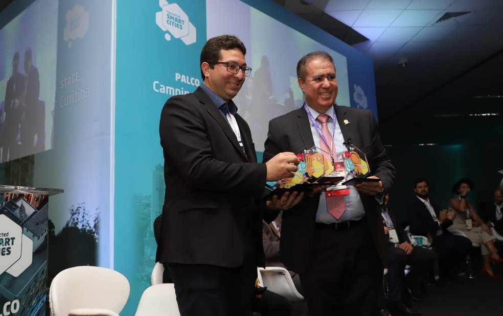 Prefeito de Campinas Jonas Donizette recebe prêmio de cidade mais inteligente e conectada do Brasil. — Foto: Fernanda Sunega/PMC