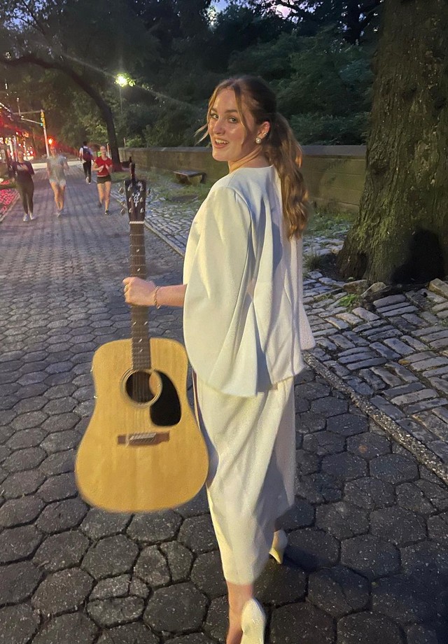 Filha de Brooke Shields, Rowan Francis Henchy solta a voz em evento de formatura (Foto: Reprodução/Instagram)