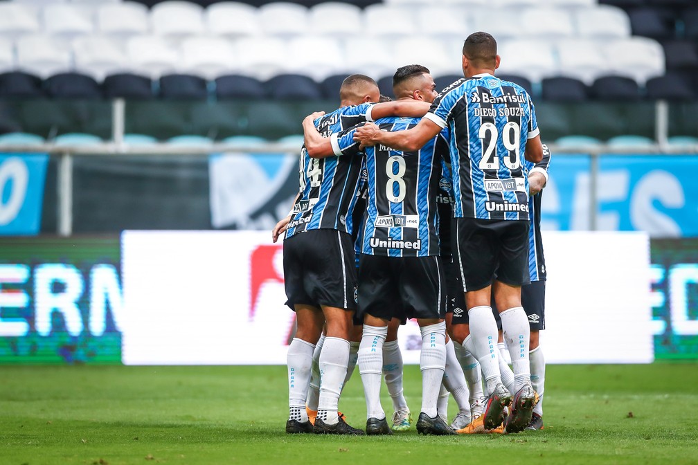 Grêmio goleia o Vasco, entra no G-4 do Brasileirão e mostra força antes de decisões
