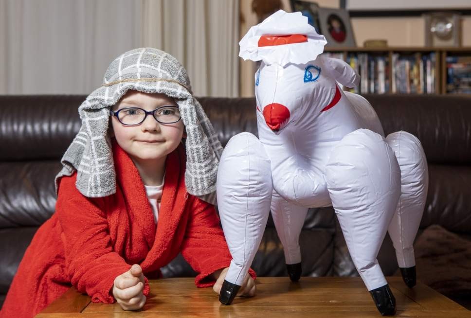 A mãe se confundiu e mandou uma ovelha que era, na verdade, um brinquedo erótico para a peça de Natal da escola (Foto: Reprodução/ Independent)