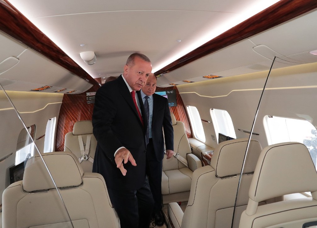 Presidentes de Turquia e Rússia, Recep Erdogan e Vladimir Putin visitam aeronave russa em feira de aviação — Foto: HANDOUT / TURKISH PRESIDENCY PRESS OFFICE / AFP