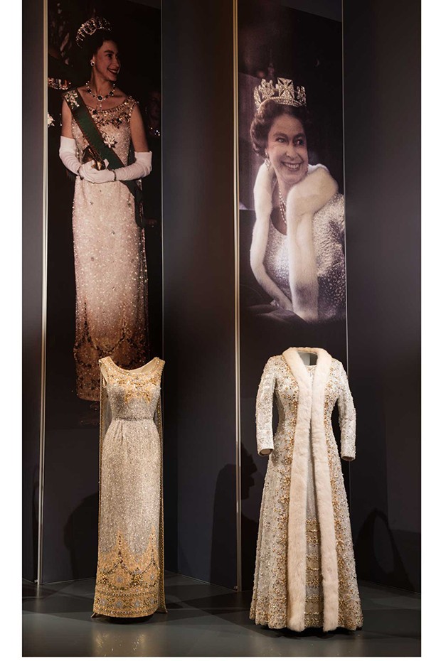 Norman Hartnell's heavily embellished silk chiffon evening gown worn by The Queen for a State Visit to Italy in 1961 (left) and his evening coat and matching dress worn by The Queen for The State Opening of Parliament in 1972 (Foto: Royal Collection Trust-Her Majesty Queen Elizabeth II 2016)