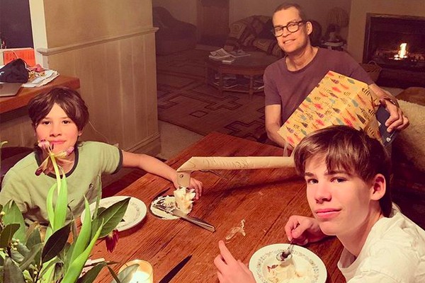 O ator Tom Long com os filhos (Foto: Instagram)