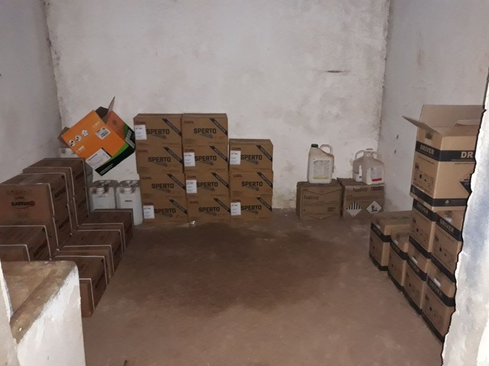 Defensivos agrícolas estavam armazenados em fazenda no município de Denise (MT) (Foto: PM/Divulgação)
