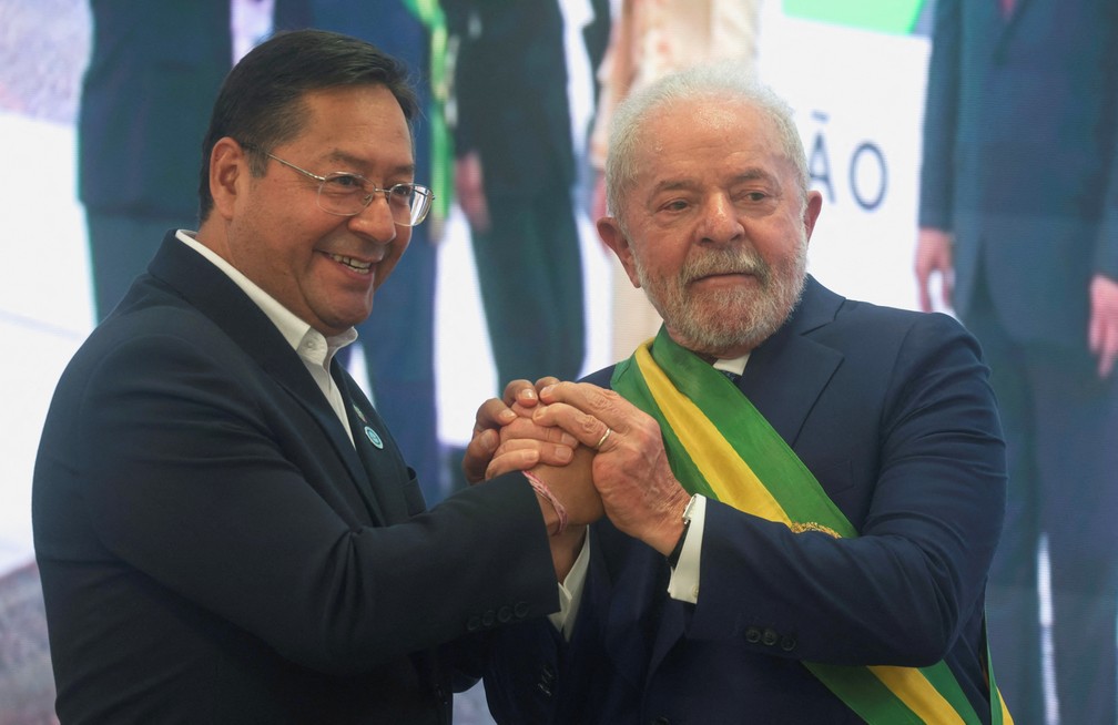Lula é parabenizado pelo presidente da Bolívia, Luis Alberto Arce Catacor — Foto: REUTERS/Ricardo Moraes