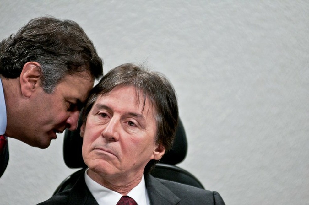 Senador Aécio Neves (PSDB-MG) conversa com o senador Eunício Oliveira (PMDB-CE). (Foto de arquivo) (Foto: Arthur Monteiro/Agência Senado)