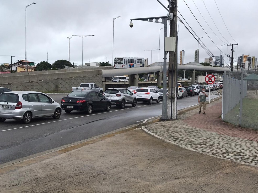 Fila de carros se formou no entorno da Arena das Dunas no primeiro dia do "drive thru" de testes rápidos da Covid-19 — Foto: Kleber Teixeira/InterTV Cabugi