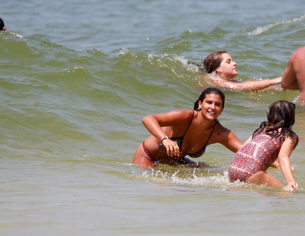 Giulia Costa curte praia com irmã (Foto: AGNEWS)