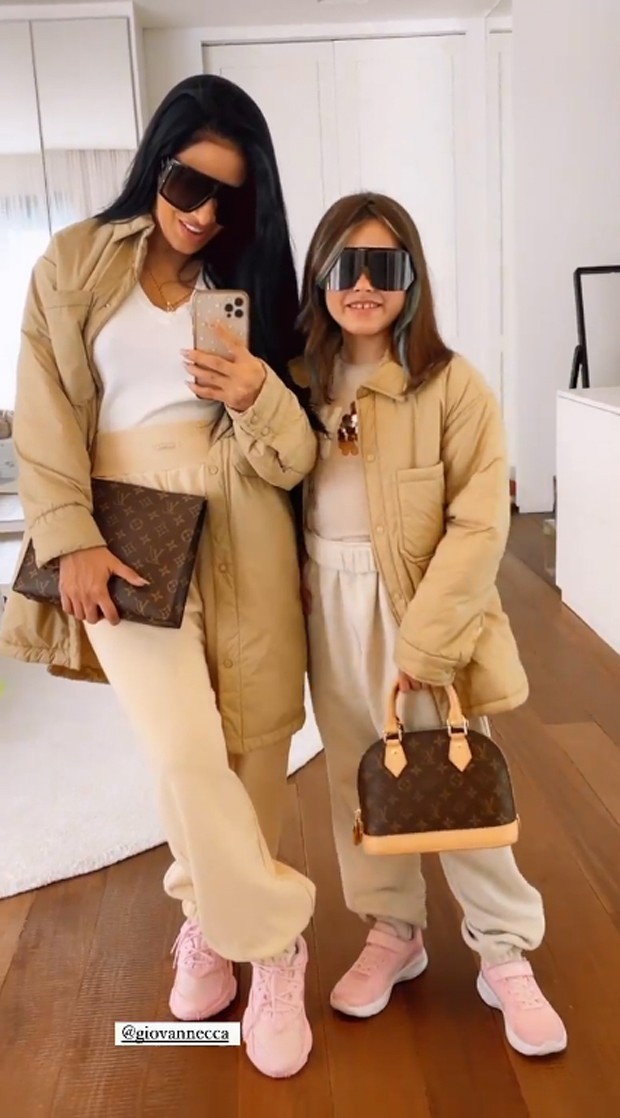 Simaria e a filha, Giovanna, combinam look com bolsas grifadas (Foto: Reprodução / Instagram)