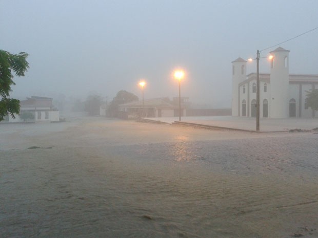 Chuva forte alegrou população de Caicó nesta terça (19) (Foto: Sidney Silva)