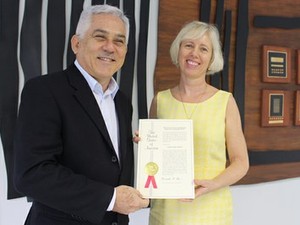 Reitor da Ufal, Eurico Lôbo, recebeu o certificado de patente das mãos da coordenadora do NIT, Silvia Uchôa (Foto: Divulgação/ Ufal)