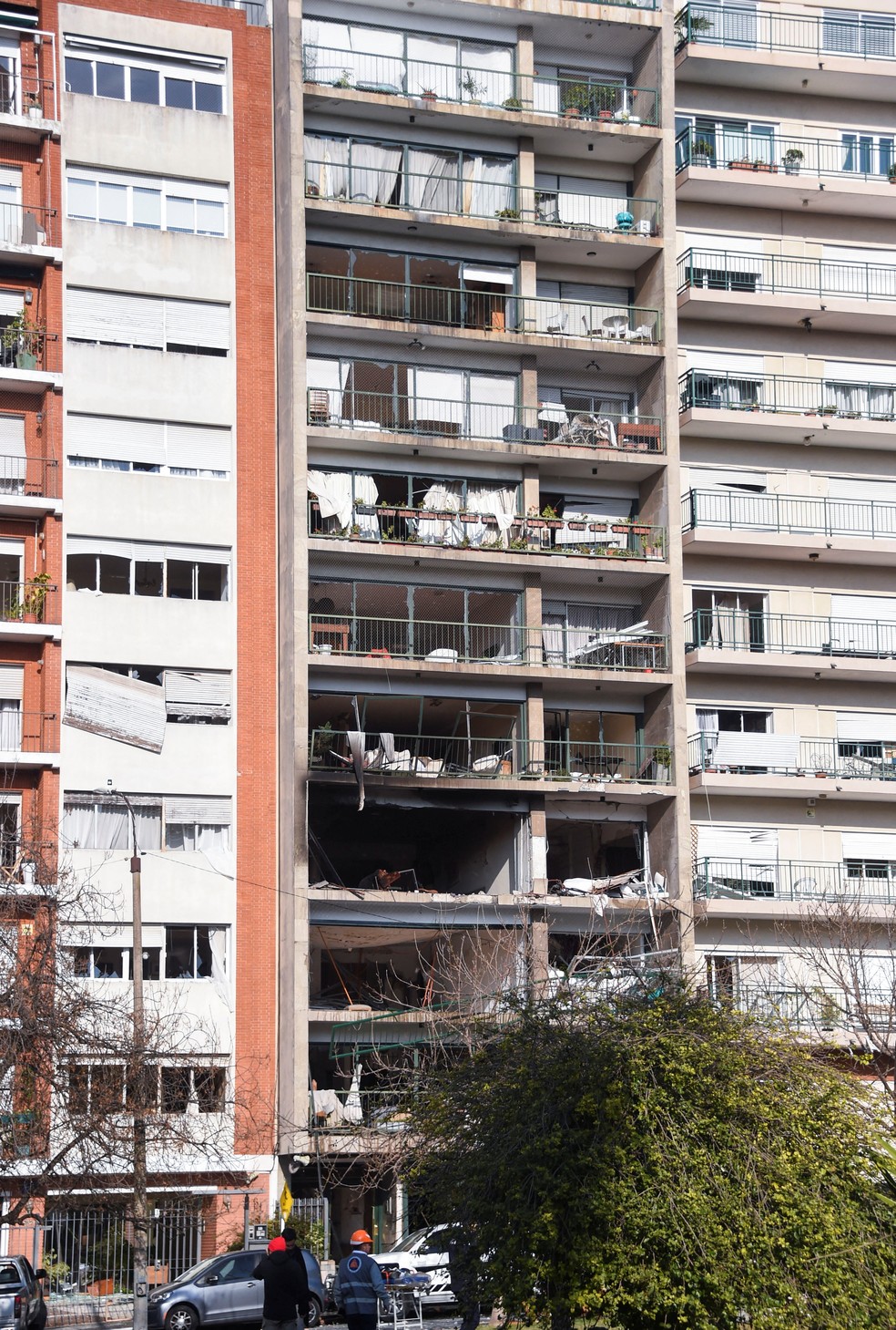 Prédio fica destruído após explosão em apartamento de terceiro andar, no centro de Montevidéu, no Uruguai — Foto: Dante Fernandez/ Reuters