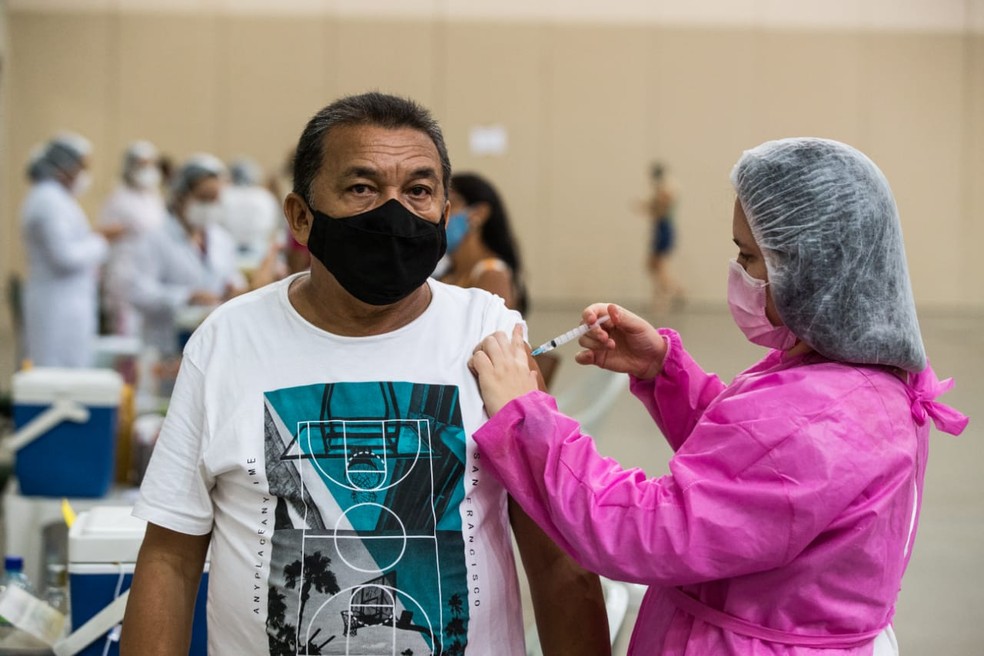 Ceará tem 90% dos adultos imunizados contra Covid, diz Camilo — Foto: Thiago Gadelha/SVM