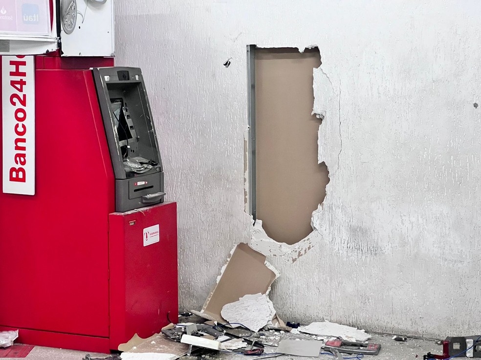 Suspeito danificou caixa eletrônico e parede do Terminal Estudantes, em Mogi das Cruzes — Foto: João Belarmino/TV Diário
