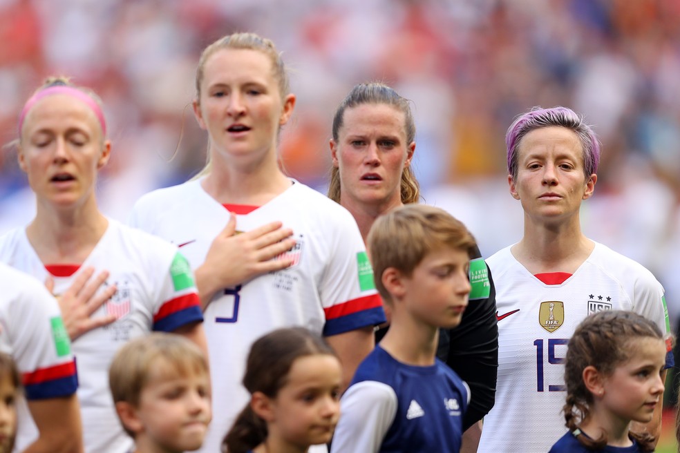 Jogadoras dos Estados Unidos cantam hino, exceto Megan Rapinoe — Foto: Getty Images