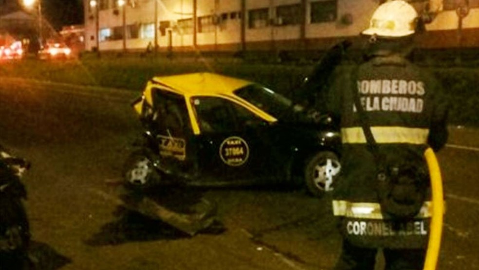 Táxi fica destruído após receber pancada do carro de Nahuel Zárate (Foto: Reprodução/Twitter)