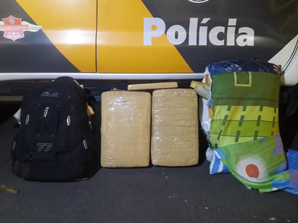 Droga estava escondida dentro de um travesseiro, em Presidente Epitácio (Foto: Polícia Militar Rodoviária/Divulgação)