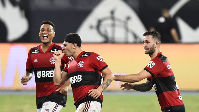 Hugo Moura, Muniz e Léo Pereira comemoram gol do Flamengo contra o Botafogo