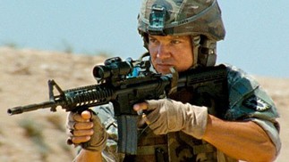 Jeremy Renner em cena do filme "Guerra ao Terror" (2010) — Foto: Divulgação