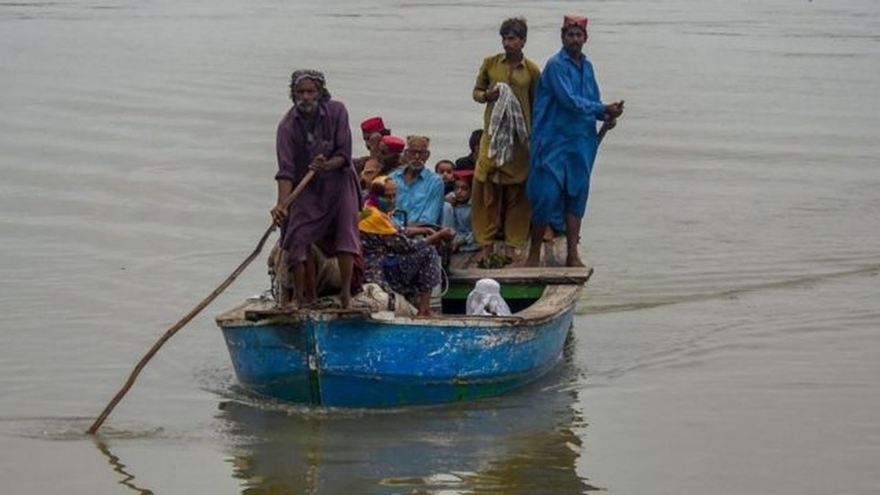 Pessoas são evacuadas por barcos em Sukkur. — Foto: Getty Images via BBC