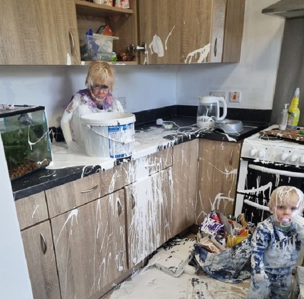 Crianças sujam cozinha com tinha  (Foto: Reprodução Facebook )