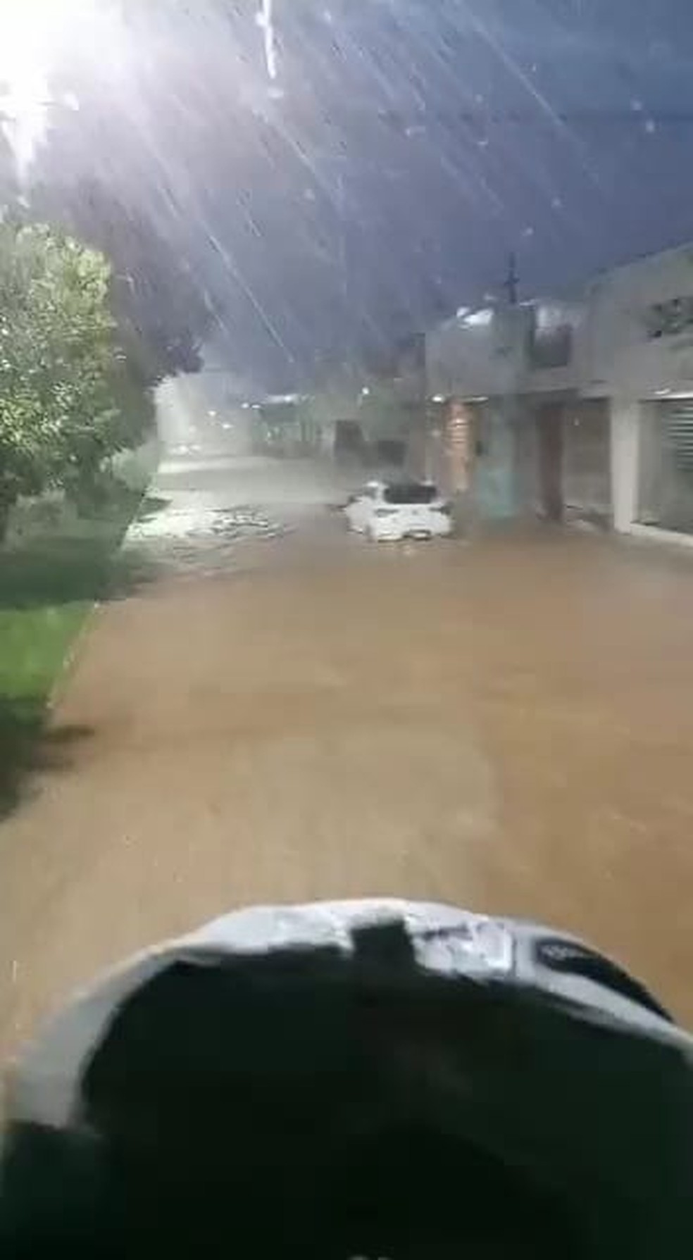 Avenida Paraná, em Vilhena, alagada após forte chuva — Foto: WhatsApp/Reprodução
