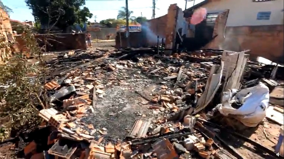 Casa de madeira ficou completamente destruída pelo fogo em Garça (SP) — Foto: Garça em Foco/Divulgação