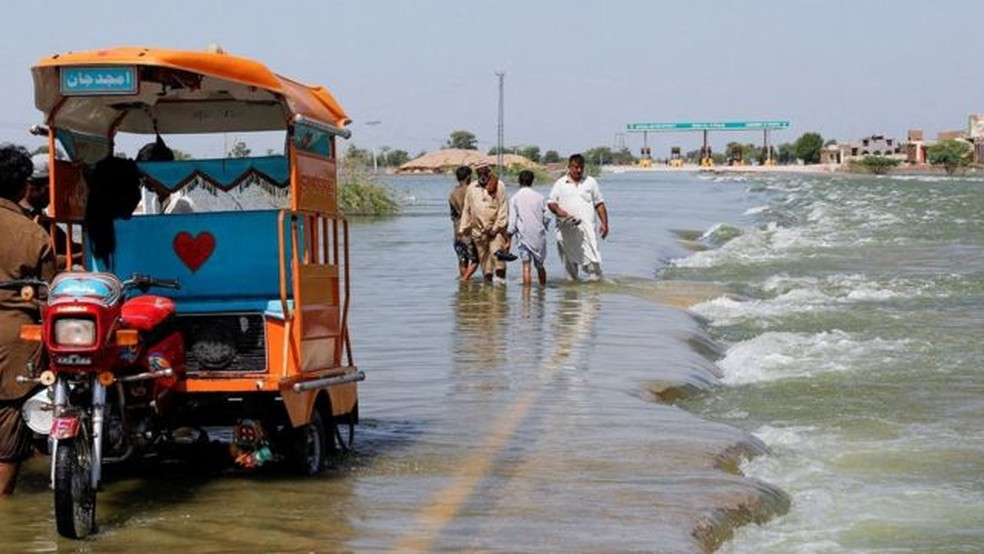 Inundações no Paquistão este ano são um 'alerta' para o mundo sobre a ameaça das mudanças climáticas, segundo especialistas — Foto: BBC