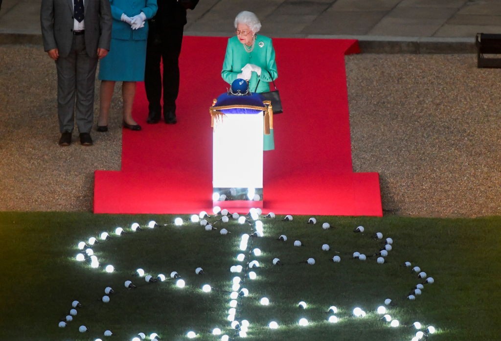 WINDSOR, ENGLAND - JUNE 2: Queen Elizabeth II attends the lighting of the Principal Platinum Jubilee Beacon at Windsor Castle on June 2, 2022 in Windsor, England. The Platinum Jubilee of Elizabeth II is being celebrated from June 2 to June 5, 2022, in the (Foto: Getty Images)