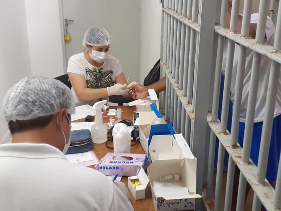 Imagem de 2020: presos sendo testados para Covid na cadeia de Ceará-Mirim — Foto: Ascom/Seap